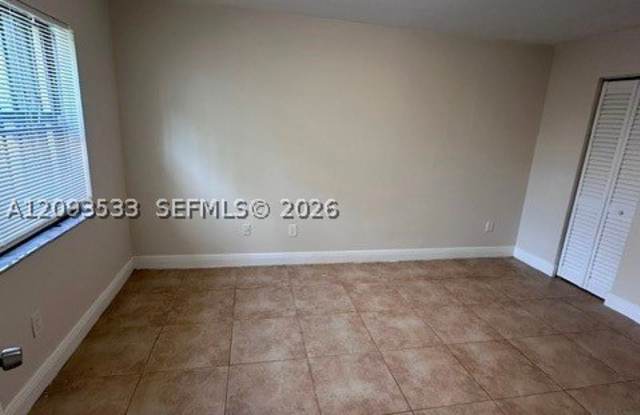 911 NE 209th Ter Gallery 4