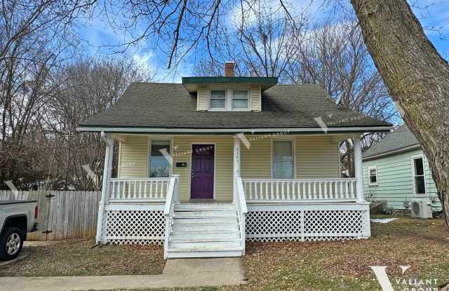 Charming 3-Bedroom, 1-Bathroom Craftsman Bungalow in Woodland Heights. - 2305 North Campbell Avenue, Springfield, MO 65803