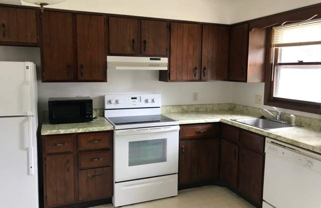 2 Bedroom/1.5 Bathroom in Iowa City near Kinnick! Available Now! photos photos