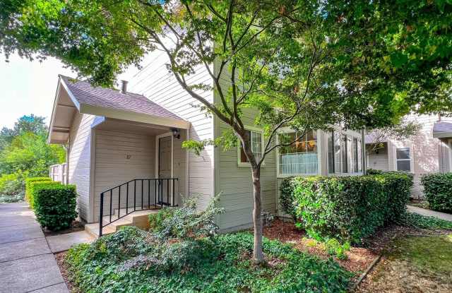 Beautiful Three Bedroom Valley Club Circle Condo in Gated Community - 87 Valley Club Circle, Napa, CA 94558