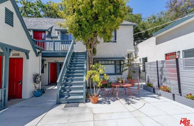 2628 N Beachwood Dr Gallery 3