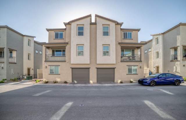 LOVELY 2-BEDROOM 2-BATH PLUS LOFT TOWNHOME IN SPECTACULAR GATED COMMUNITY!! photos photos