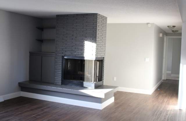 3 Bed, 2 Bath Pet Friendly in the Heights Gallery 3