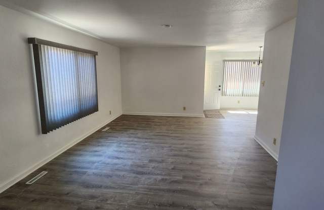 MOVE IN SPECIAL 1/2 OFF FIRST FULL MONTHS RENT.  ALL PROSPECTIVE TENANTS MUST SUBMIT A $58 NON-REFUNDABLE APPLICATION FEE PER APPLICANT ONLINE AND BE PRE-QUALIFIED PRIOR TO ANY SHOWINGS Gallery 3