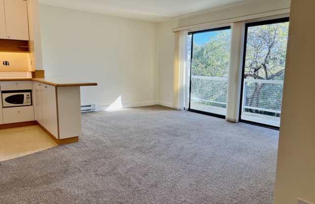 TOP FLOOR 1 BEDROOM with RESORT AMENITIES just 15 MIN. FROM SF - 5 Admiral Drive, Emeryville, CA 94608