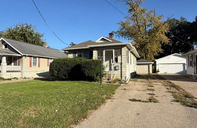 2-Bed Bungalow · Fireplace · Detached Garage · Large Yard — Peoria 61603 Gallery 3
