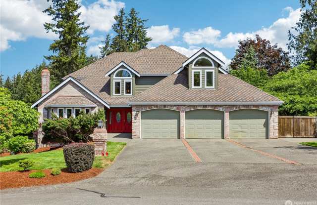 Large Living in Lake Forest Estates Gallery 1