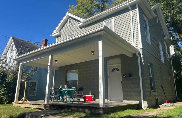 3 Bedroom House/ Downtown/ Available June 2, 2027! Gallery 3
