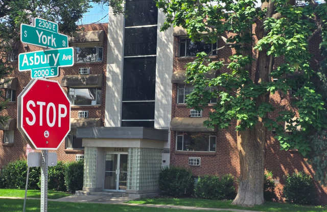 DU 1 Bed 1 Bath Condo Steps Away From Everything DU!! Available Now Gallery 3
