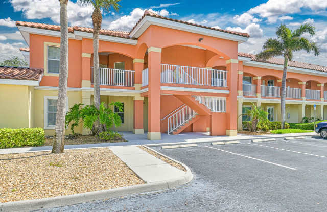 *Now Available* - 1st Floor Villa with detached garage in Fort Myers! photos photos