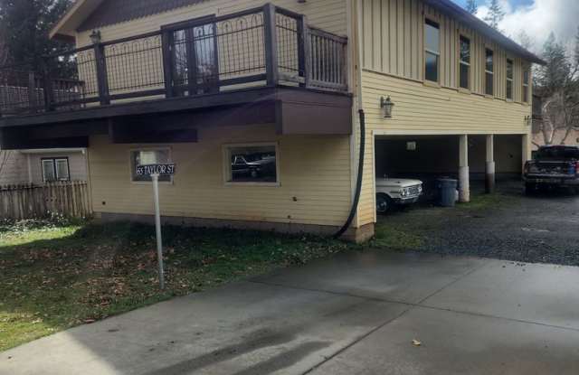 Amazing 2-Bedroom House Within Walking Distance to Historic Downtown Weaverville! photos photos