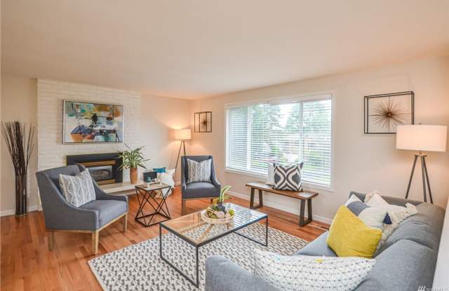 Kirkland 5 bd 3 Bath single family house with fully fence backyard. Close to Totem Lake Mall Gallery 3