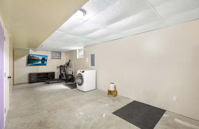 582 State Street Gallery 3