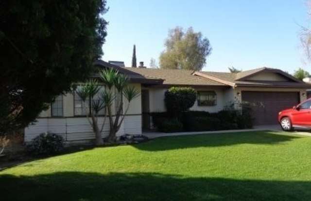 MOVE IN SPECIAL......$2275.00 MOVES YOU IN. SOUTHWEST CUTIE !! APPLICATION PENDING!! - 4525 Milo Avenue, Bakersfield, CA 93313