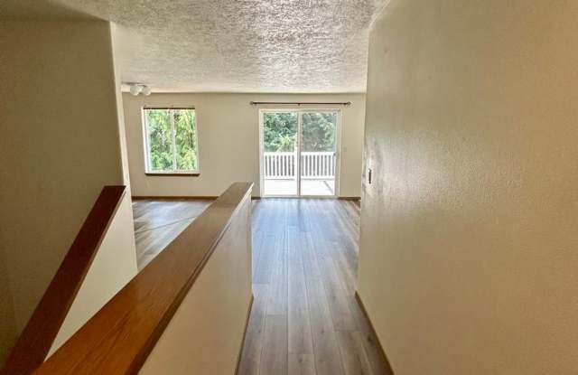 Newly Remodeled Three-Bedroom Two-Story Duplex- South Salem Gallery 4