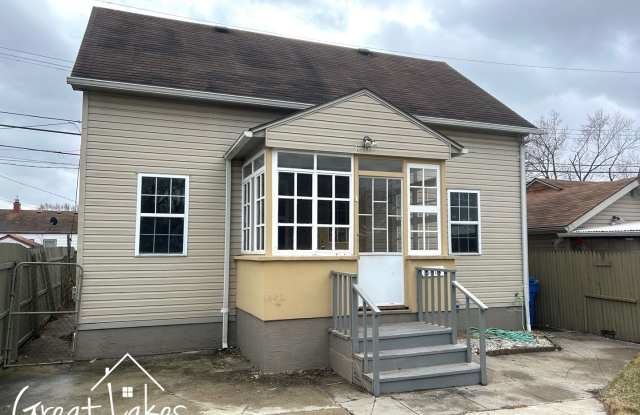 Charming 3 Bedroom 1.5 Bathroom Bungalow now available for rent! photos photos