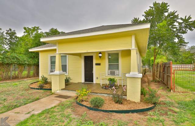 2 bed 1 bath; AVAILABLE NOW! photos photos