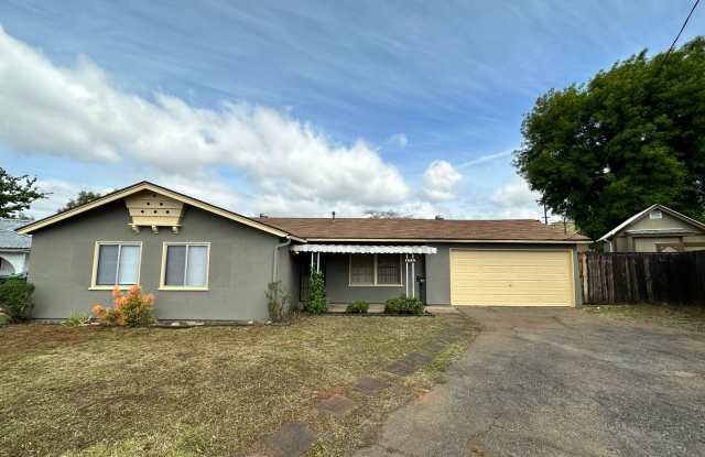Beautiful House 3RB/1BA Single Family Home with 2 Car Garage & Large Fenced Backyard. photos photos
