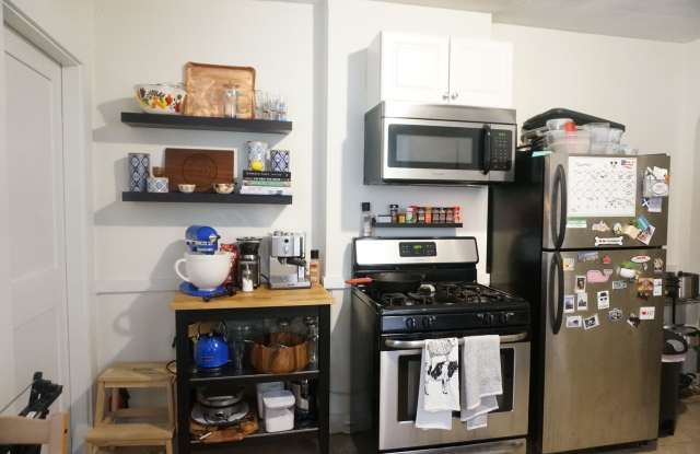 Large 1 bed unit on a tiny side street near the Commuter Rail. photos photos