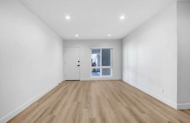 1545 N Laurel photos photos