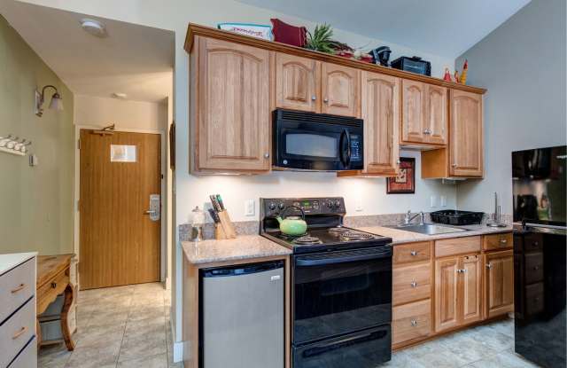 Downtown! Gorgeous Top Floor Furnished Studio-Fireplace/Hot Tub/Pool Prospector Condos Studio Gallery 4
