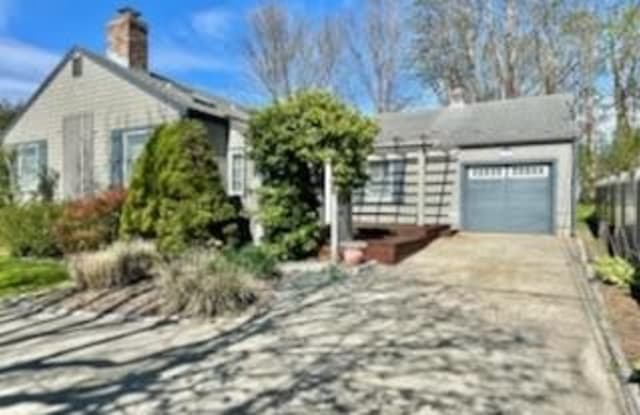 59 Center Avenue - 59 Center Avenue, Newport East, RI 02842