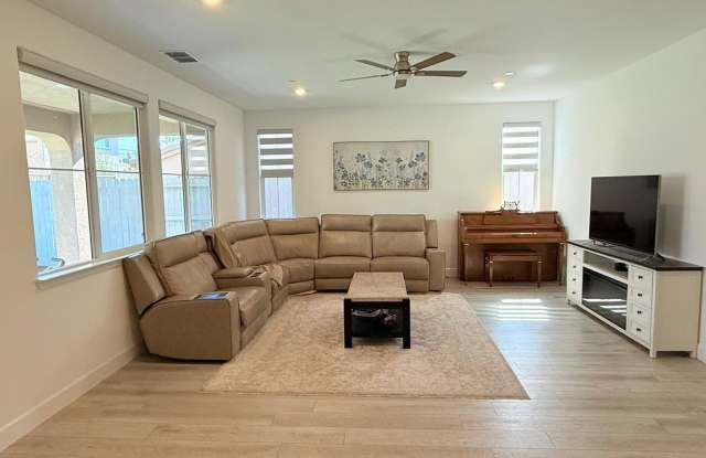 Beautifully maintained 5-bedroom, 4-bath, 2,793 sq ft in Folsom Gallery 3