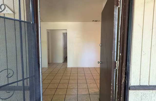 2 bedroom | 1 bathroom | South Sacramento Duplex Gallery 2