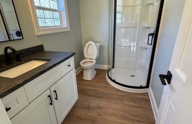 Beautifully Renovated 3BR/2BA Waterfront Home on Kerr Lake Gallery 4