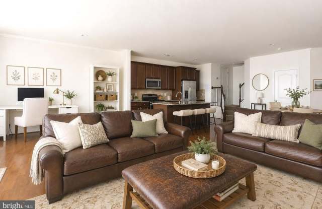 24640 GREYSTEEL Square Gallery 3