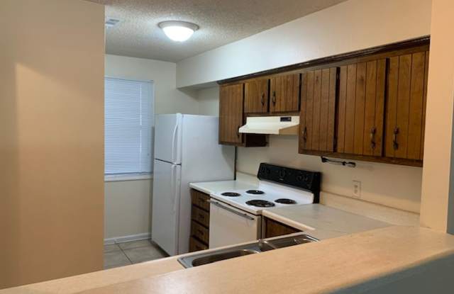Newly Updated 2BD/2B Townhome - 2728 Tyndall Drive, Valdosta, GA 31602