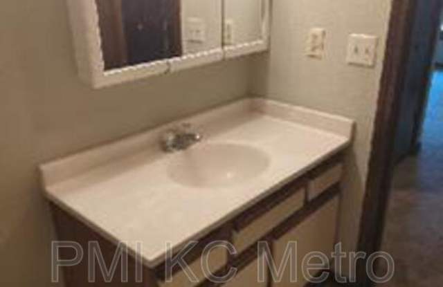 1012 NE Lindsay Ave - 1012 Northeast Lindsay Avenue, Lee's Summit, MO 64086 1012 NE Lindsay Ave - 1012 Northeast Lindsay Avenue, Lee's Summit, MO 64086