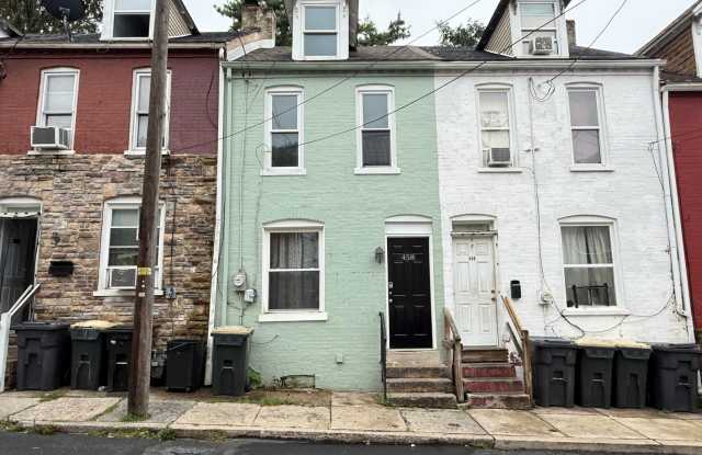 Spacious 3 bedroom Single Family Home in Lancaster City - with Backyard! Gallery 1