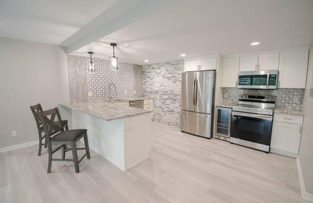 Modern 1BR with Downtown Views, Parking & In‑Unit Laundry Gallery 1