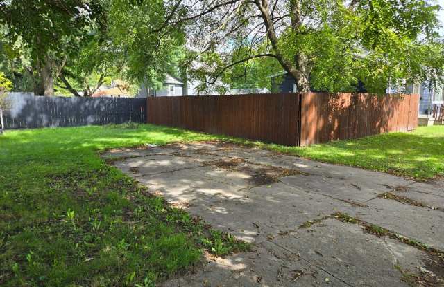 2BR / 1BA Duplex in Saginaw Gallery 4