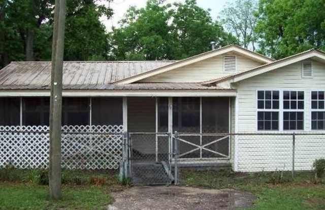 Crestview Large Cute Farmhouse home 3 bedroom 2 bath over 2000 SQ Feet. photos photos Crestview Large Cute Farmhouse home 3 bedroom 2 bath over 2000 SQ Feet. photos photos
