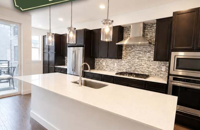 **Move-In Special** Modern Superior Townhome with Rooftop Deck & Mountain Views Gallery 1