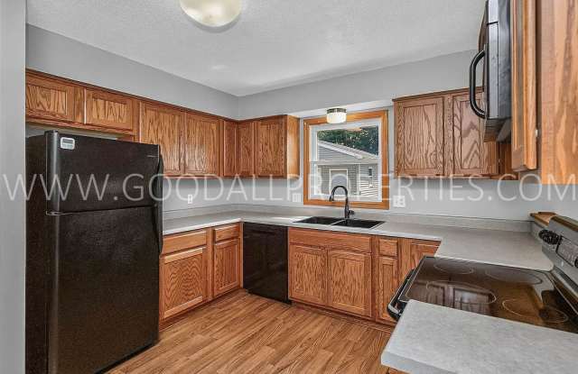 4 Bedroom Des Moines Home with Fenced Yard & Detached 2-Car Garage Gallery 3