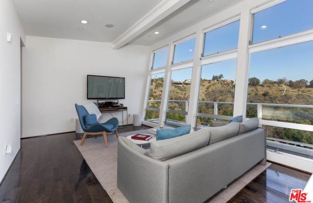 7887 WILLOW GLEN Road Gallery 4