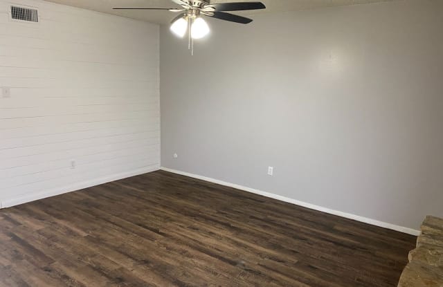 1604 B SUN VALLEY - 1604 Sun Valley Dr, Cleburne, TX 76033