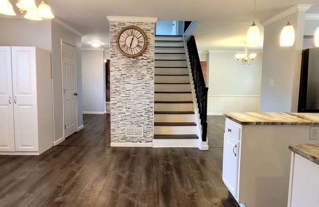 6 Tudor Ct. Gallery 3