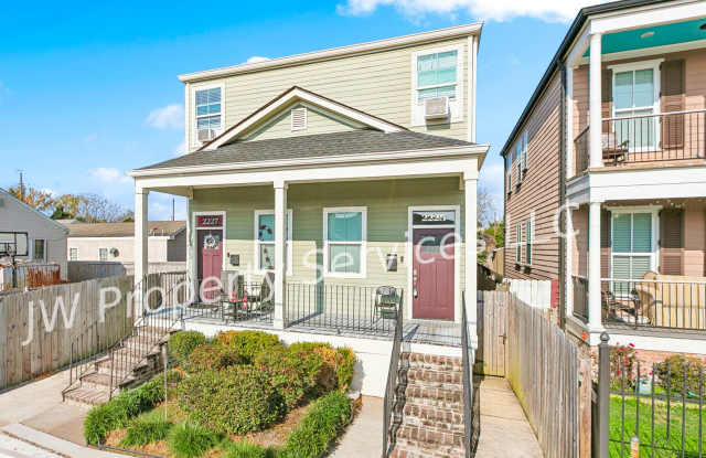 Spacious 3BR/3.5BA Home with Backyard  Central Air in Central City/Uptown photos photos