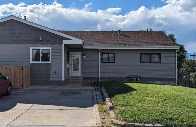 Beautiful 4 Bedroom Home with Fenced Yard & Incredible View Gallery 1