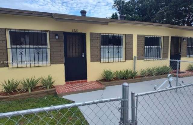 2525 NW 11th Ave photos photos