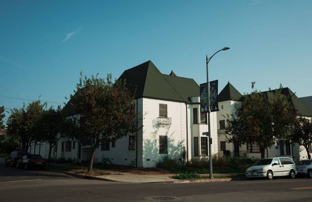 Spacious Los Feliz 2-Bed w/ In-Unit Laundry! photos photos