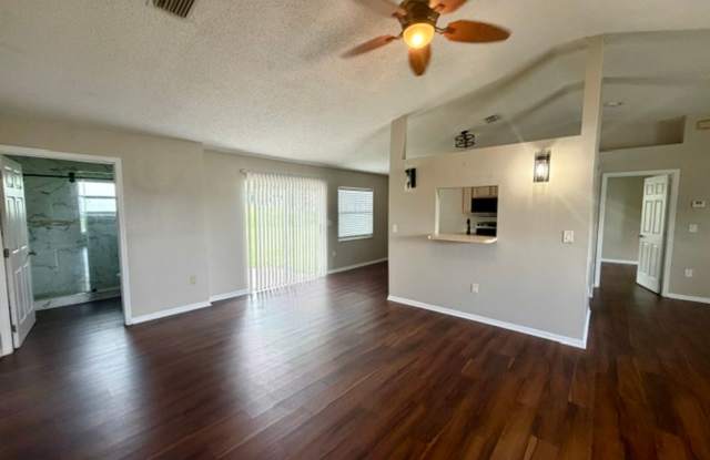 Your Florida Dream Home Awaits! 4- bedroom 3- bathroom AVAILABLE NOW!!! Gallery 4