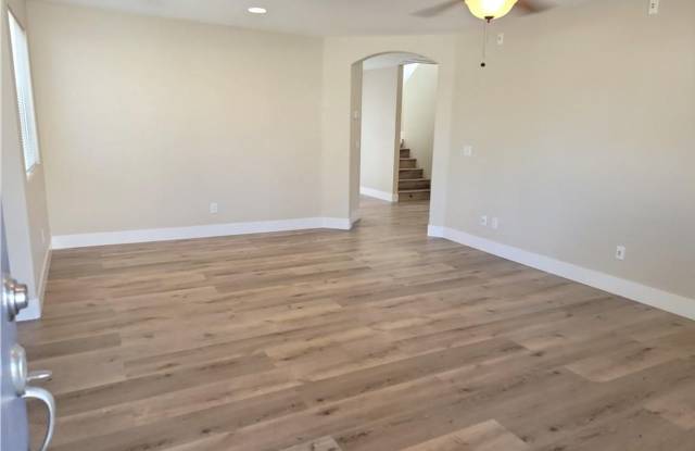 DON'T PASS THIS ONE UP!! SUPER CUTE HOME WITH CLASS AND STYLE! Gallery 2