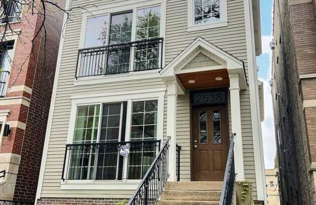 2538 N Southport Avenue photos photos