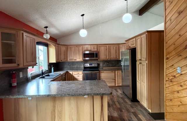 Spacious 5-Bedroom, 3-Bath Home with Garage & Multiple Living Areas Gallery 3