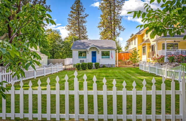 Historical 2 bed 2 bath with basement living room Gallery 3